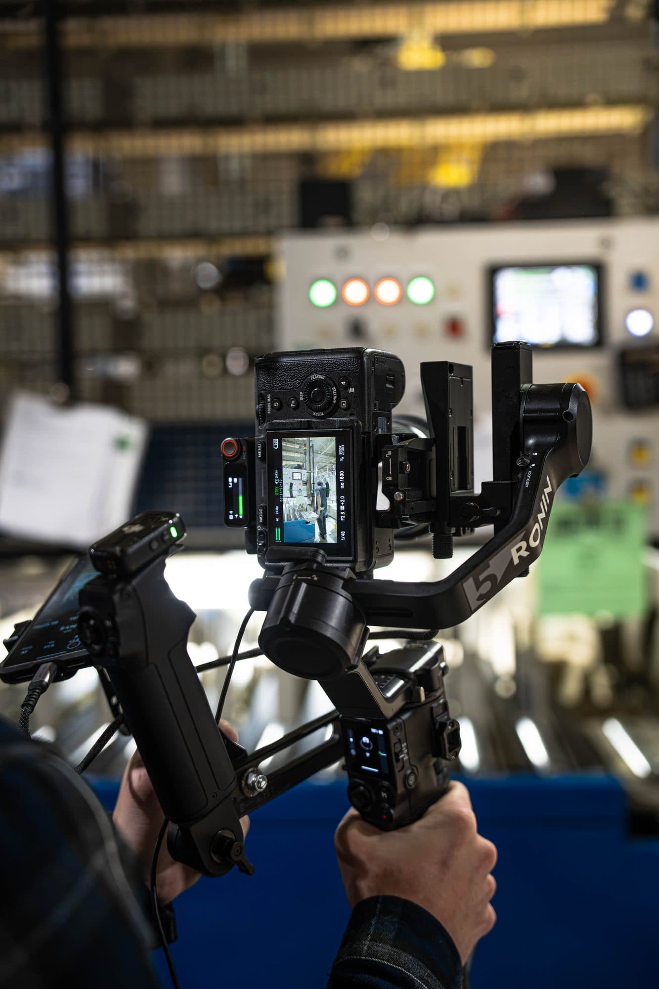 La caméra de Dolrec sur sa stabilisatrice, dans une usine.